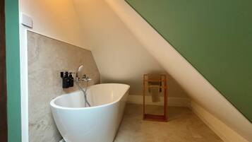 SĂšche-cheveux, serviettes fournies, savon, papier toilette