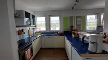 Cafetera/tetera, refrigerador, microondas, horno