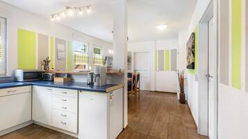 Refrigerador, microondas, horno, placa de cocina