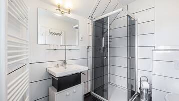 Dusche, Haartrockner, Handtücher