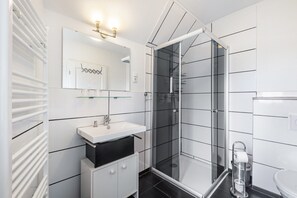 Douche, séchoir à cheveux, serviettes fournies