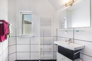 Douche, sèche-cheveux, serviettes fournies