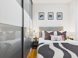 2 Schlafzimmer, Schreibtisch, Bügeleisen/Bügelbrett, Reisekinderbett