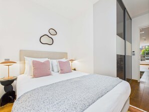 2 chambres, bureau, fer et planche à repasser, lit parapluie