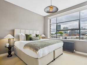 2 Schlafzimmer, Schreibtisch, Bügeleisen/Bügelbrett, Reisekinderbett