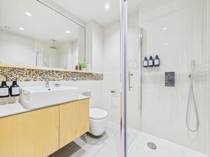 Dusche, Haartrockner, Handtücher