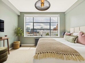 2 habitaciones, escritorio y tabla de planchar con plancha