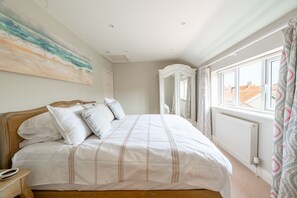 3 bedrooms, iron/ironing board, internet, bed sheets