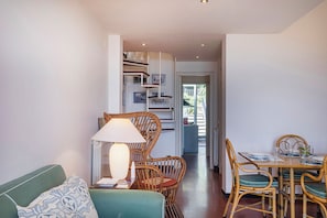 Appartement, vue mer | Coin séjour | Télévision de 30 cm avec chaînes par satellite