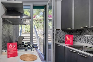Appartement, vue mer | Cuisine privée | Réfrigérateur, four, plaque de cuisson, lave-vaisselle