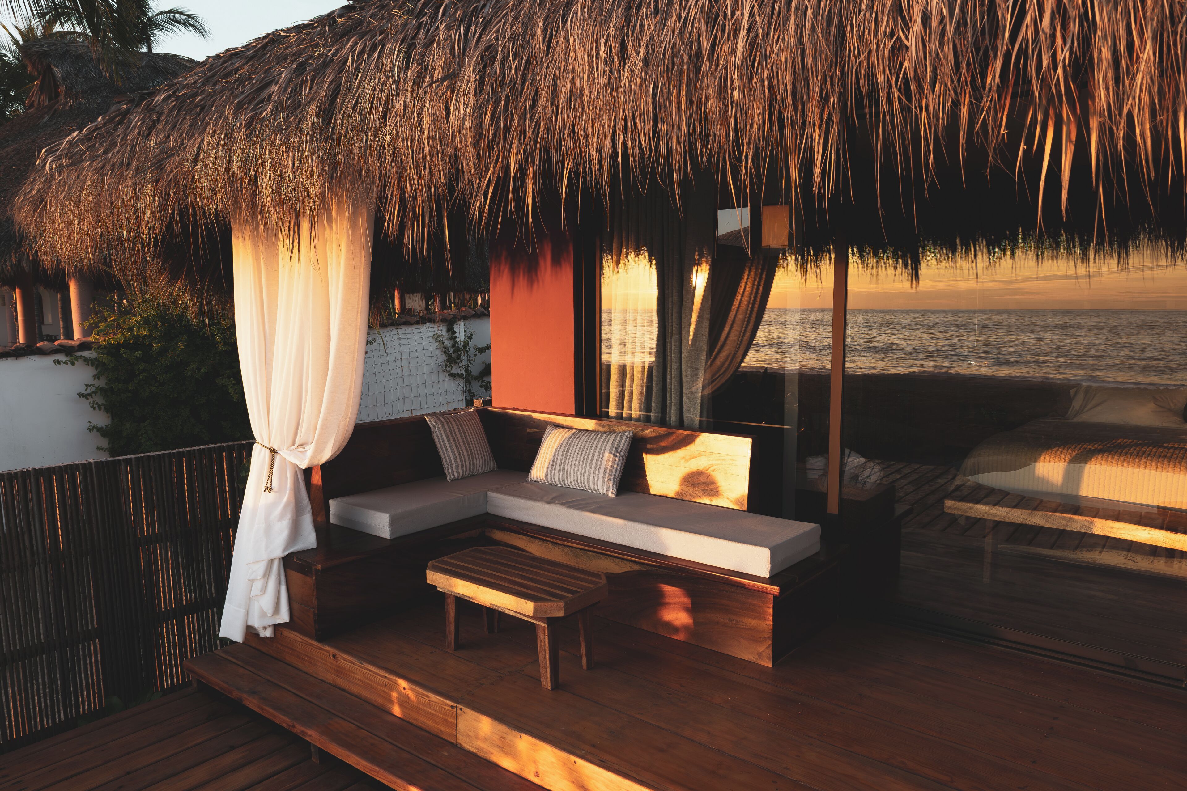 Suite superior, vista al mar | Caja de seguridad en la habitación, escritorio y wifi gratis 