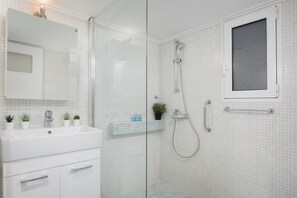 Dusche, Haartrockner, Handtücher