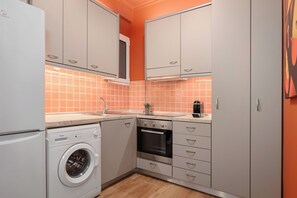 Kühlschrank, Ofen, Herdplatte, Wasserkocher mit Kaffee-/Teezubehör