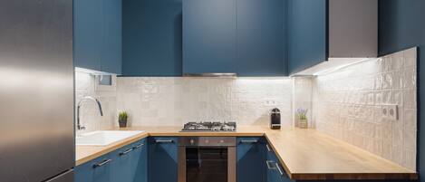 Fridge, oven, stovetop, coffee/tea maker