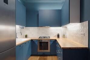 Fridge, oven, stovetop, coffee/tea maker