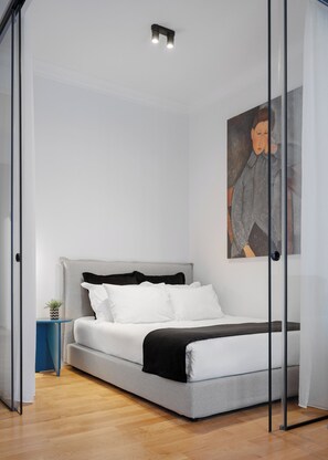 2 habitaciones, tabla de planchar con plancha y cuna de viaje