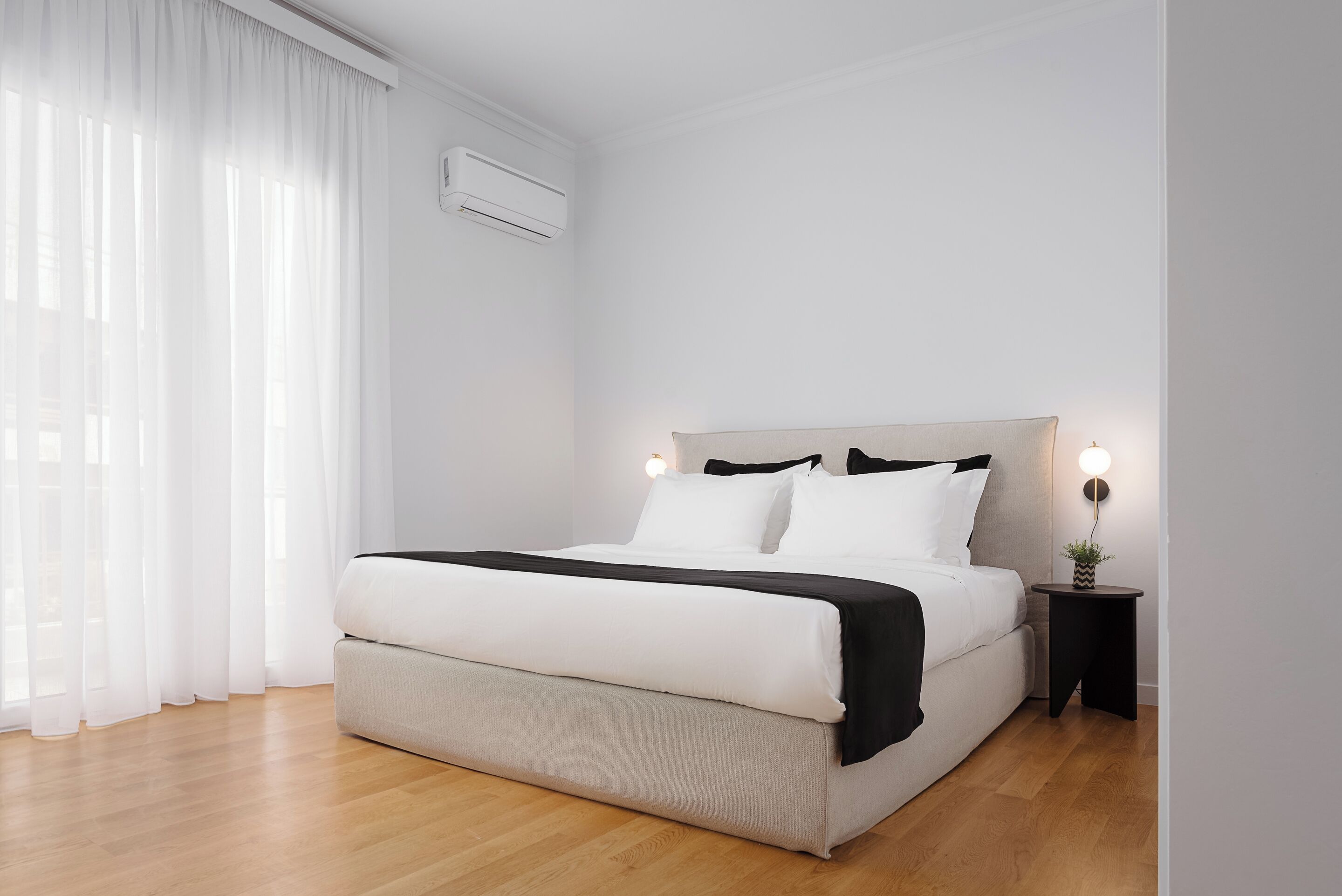 2 habitaciones, tabla de planchar con plancha y cuna de viaje 