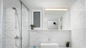 Regadera, amenidades de baño gratuitas, secadora de cabello, toallas