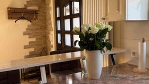A kitchen with a granite countertop, a wooden bench, a potted plant, and a window with blinds. - Cozy vacation apartment Buttermarkt in Linz am Rhein (Linz am Rhein)