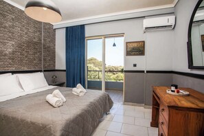 3 sovrum, skrivbord, strykjärn/strykbräda och resesäng