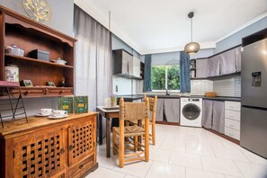 Frigorifero, forno, piano cottura, macchina per tè/caffè
