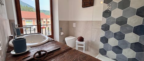 Shower, hair dryer, bidet, towels