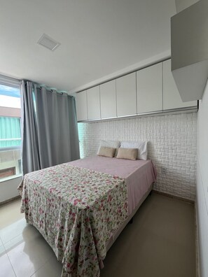 2 bedrooms, internet, bed sheets