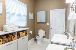 Douche, sèche-cheveux, serviettes fournies, savon