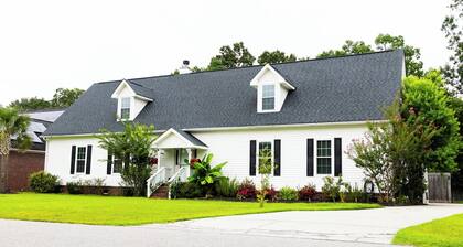 Lowcountry Family Getaway-A Charleston Adventure Awaits-Spacious & Pet-Friendly!