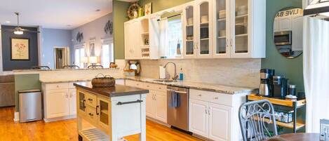 Four Ă micro-ondes, un four, surface de cuisson, lave-vaisselle