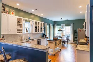 Micro-ondes, four, plaque de cuisson, lave-vaisselle