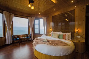 Apartament, balcó, vistes al turó | Escriptori i espai de treball apte per a portàtils 