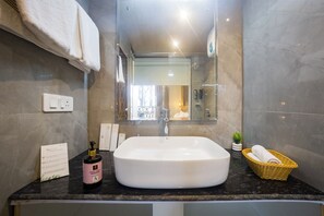 Apartament, balcó, vistes al turó | Bany | Dutxa, articles de tocador gratuïts, tovalloles i xampú 