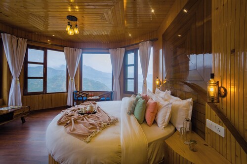 Alaya Stays Pine Shadow Flamingo