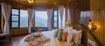 Alaya Stays Pine Shadow Flamingo