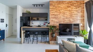 Departamento básico | Área de sala de estar | Smart TV de 32 pulgadas con canales digitales