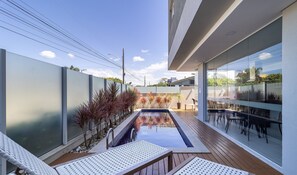 Una piscina al aire libre