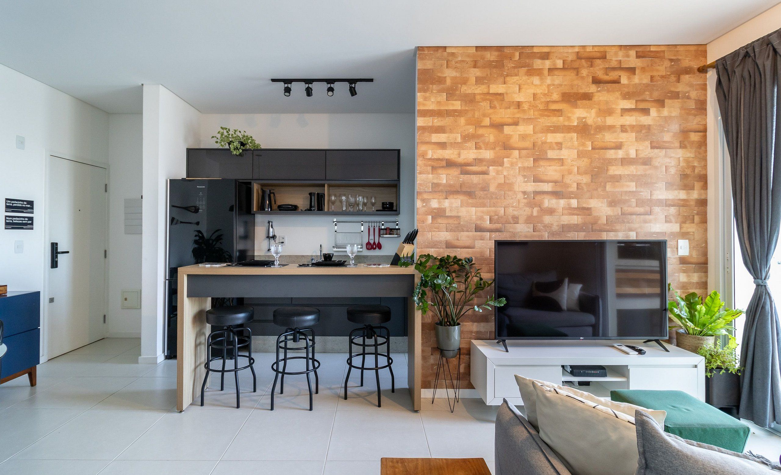Un espace de vie moderne comprenant une cuisine, un coin repas et un coin salon.