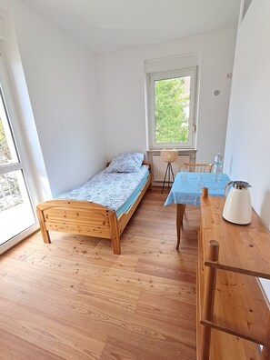 2 makuuhuonetta, silitysrauta/-lauta, vuodevaatteet