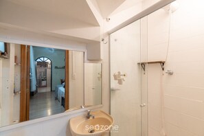 Basic Villa | Bathroom | Shower - Cozy House Near Ufsc - Tfl002 (Florianópolis)
