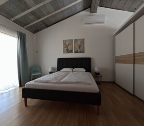 2 quartos, ferros/tábuas de passar roupa, Wi-Fi, roupa de cama