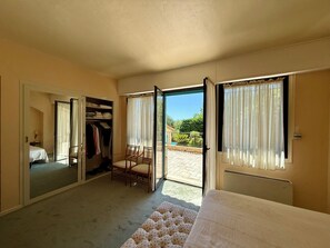 5 bedrooms, iron/ironing board, WiFi, bed sheets