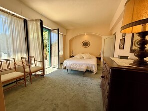 5 habitaciones, tabla de planchar con plancha, wifi y ropa de cama 