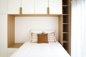 3 dormitoris, escriptori i planxa i posts de planxar 