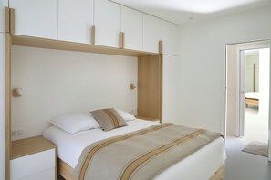 3 Schlafzimmer, Schreibtisch, Bügeleisen/Bügelbrett, Reisekinderbett