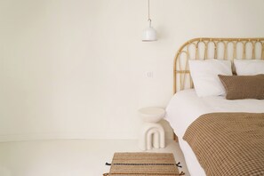 3 bedrooms, desk, iron/ironing board, travel cot