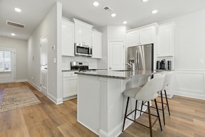 Maison en rangée, 3 chambres | Cuisine privée | Réfrigérateur, un four, cafetière-théière