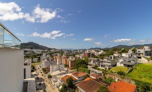 A high-rise building with a modern design, featuring multiple balconies and large windows. - Beautiful Studio Near Ufsc in Floripa Svo0506 (Florianópolis)
