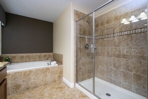 House, 6 Bedrooms | Bathroom