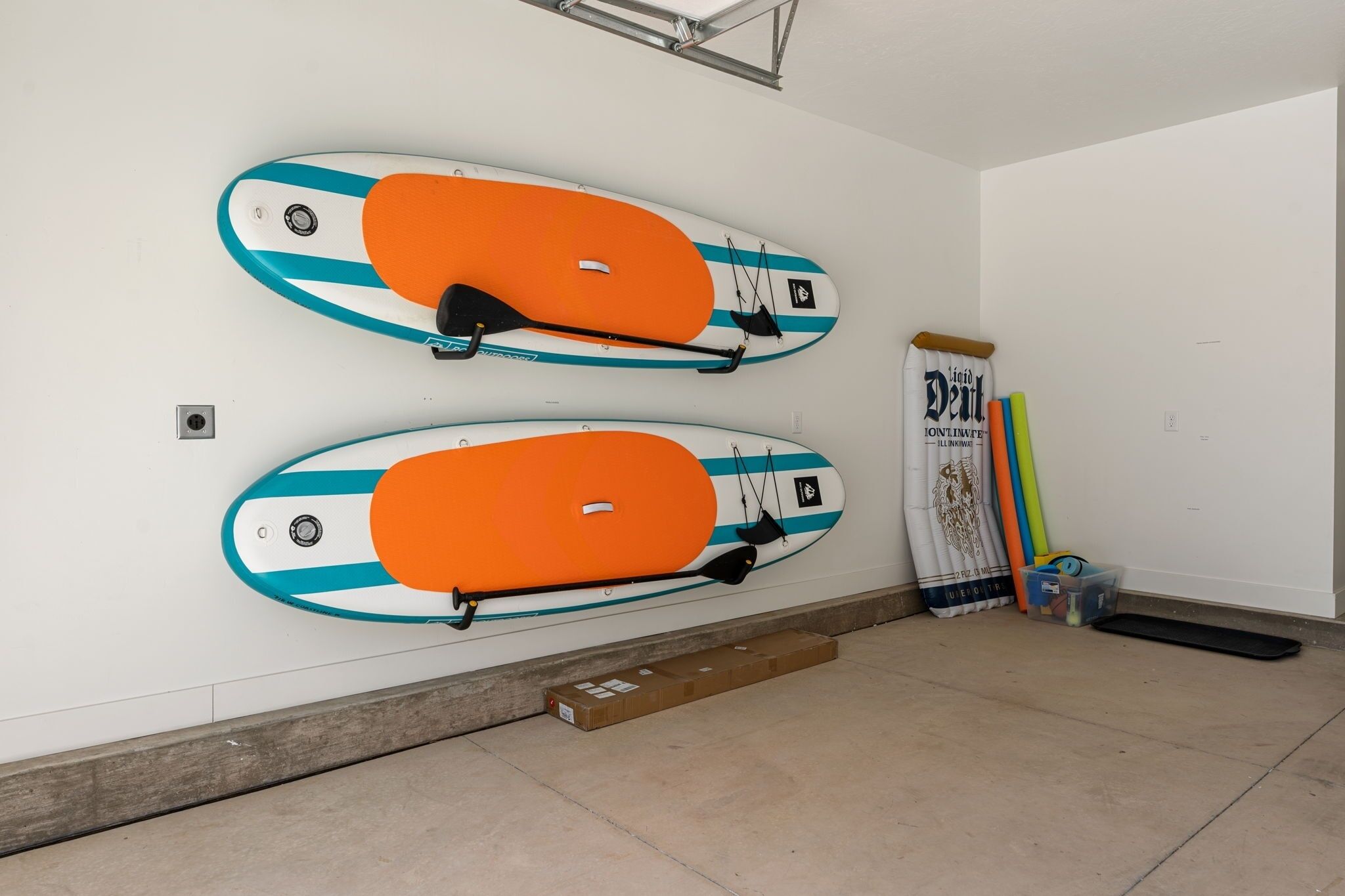 Zwei Surfbretter an einer Wand in einem Raum mit Fliesenboden.